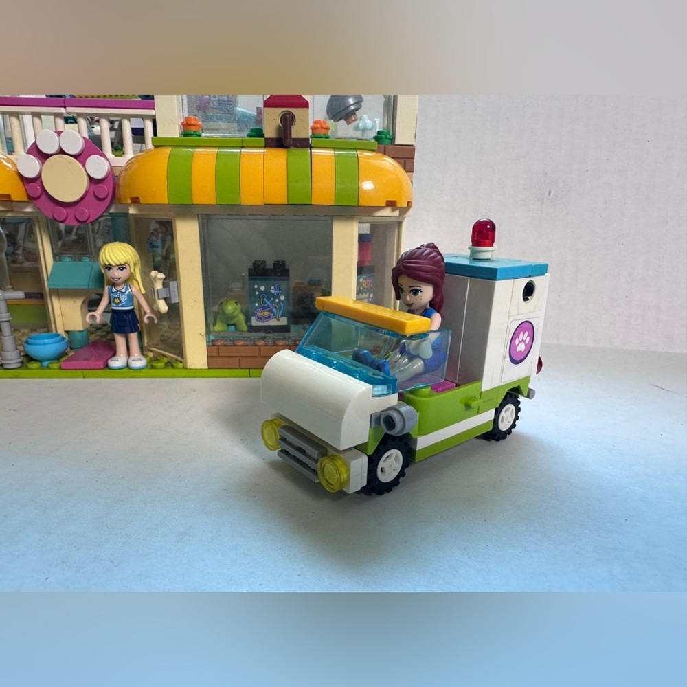 LEGO Friends Heartlake City Pet Center 41345 - Picture 3 of 6